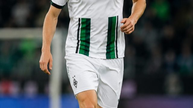 Leeds United's Search for Defensive Stars: Focus on Nico Elvedi